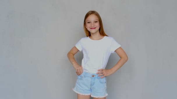 Adolescente Chica Casual Camisa Blanca Posando Con Las Manos Cintura — Vídeos de Stock