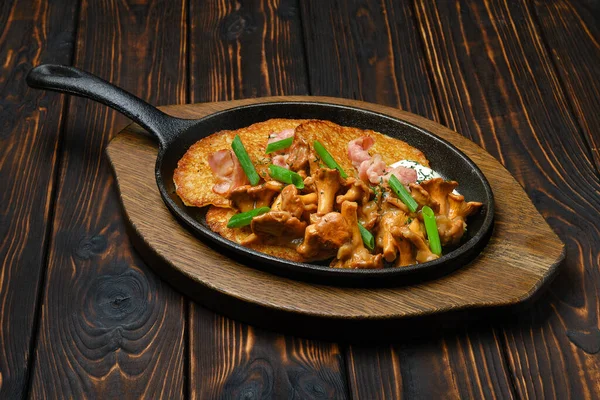 Crêpes Pommes Terre Aux Chanterelles Porc Dans Une Poêle Fonte — Photo