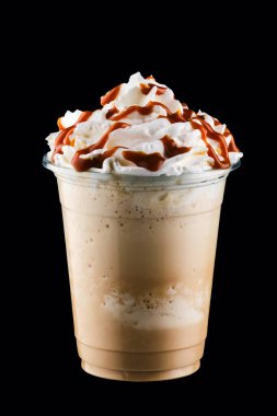 Karamelli milkshake siyah arka planda izole edilmiş.