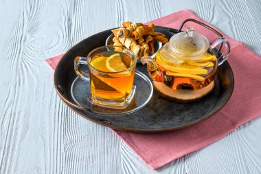 Beyaz ahşap masada turunçgil çayının en üst görüntüsü.