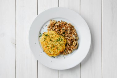 Karabuğday ve mantarlı tavuk pirzolası.