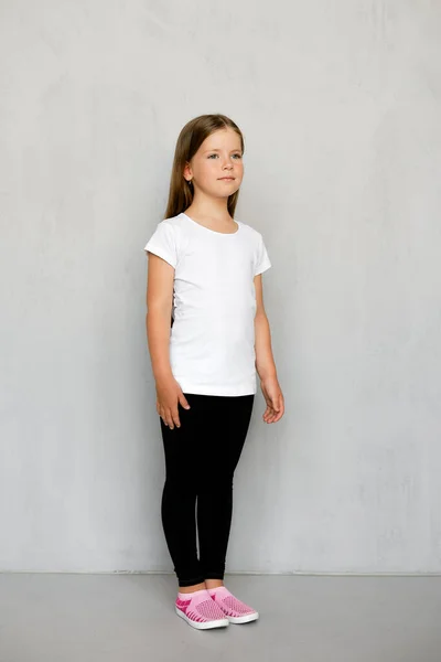 Nettes Kleines Kind Mit Langen Haaren Weißem Shirt Und Schwarzer — Stockfoto