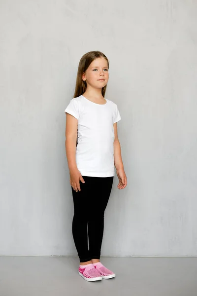 Carino Bambino Con Capelli Lunghi Shirt Bianca Pantaloni Della Tuta — Foto Stock