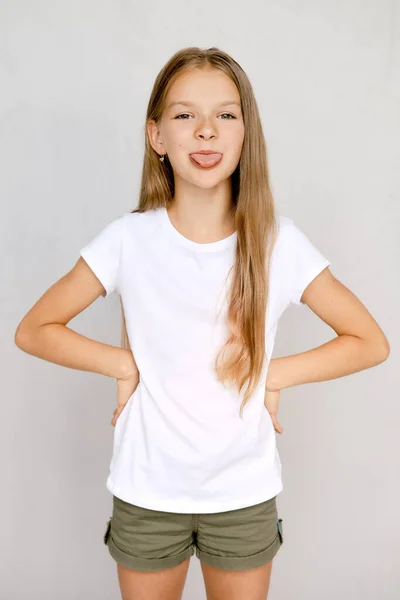 Retrato Adolescente Positivo Menina Saindo Língua — Fotografia de Stock