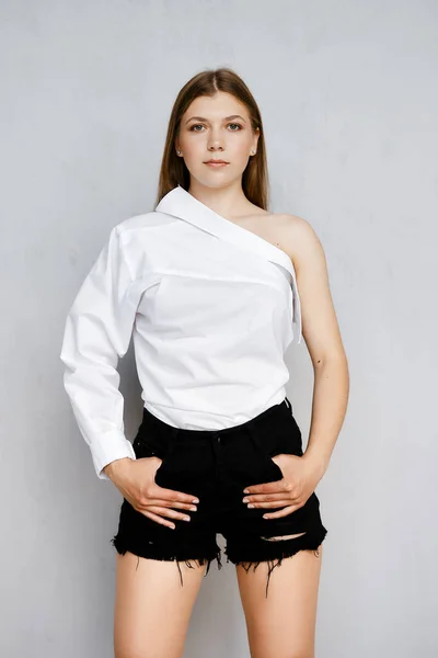 Retrato Mulher Jovem Forte Confiante Com Ambas Mãos Bolsos Shorts — Fotografia de Stock