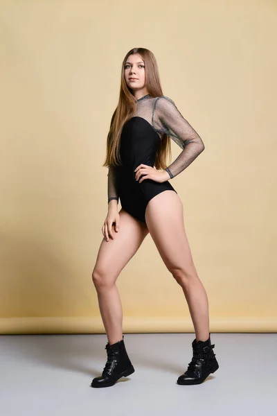 Mujer Joven Traje Cuerpo Muslo Botas Ásperas Posando Estudio Sobre — Foto de Stock