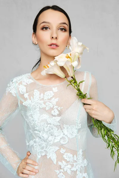 Pretty Młoda Kobieta Przezroczystej Tiulu Sukienka Koronki Pozowanie Kwiatów Ręku — Zdjęcie stockowe