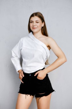 Tek gözle göz kırpan güzel bir genç kadının portresi.