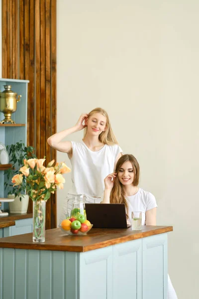 Dois Belos Alunos Fazendo Videoconferência Sentados Cozinha — Fotografia de Stock