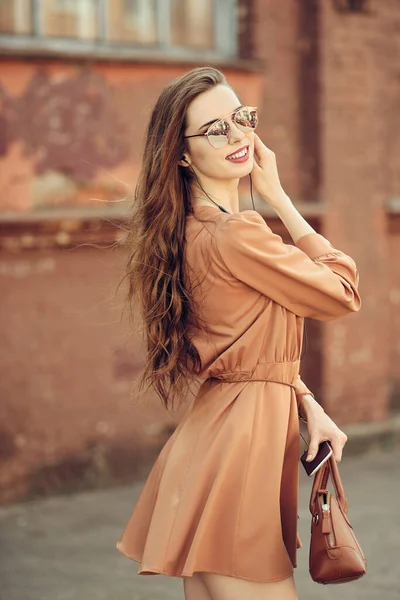 Mulher Bonita Com Fones Ouvido Andando Calçada — Fotografia de Stock