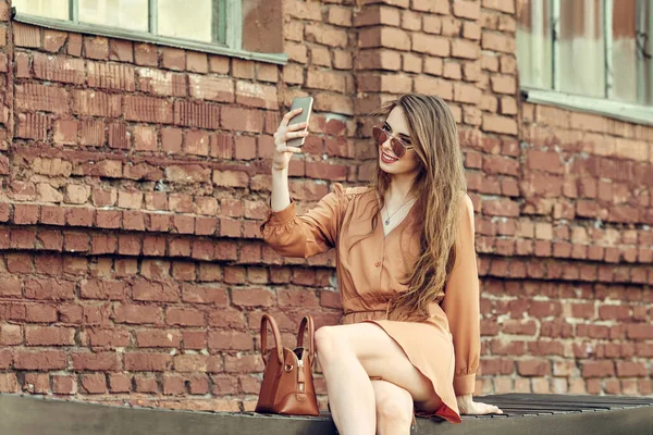 Joyeux Jeune Femme Assise Sur Banc Faisant Selfie Avec Téléphone — Photo