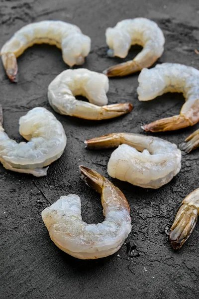 Crevettes Blanches Crues Pelées Sur Fond Bois — Photo