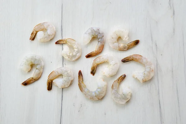 Langostinos Blancos Crudos Pelados Sobre Fondo Madera — Foto de Stock