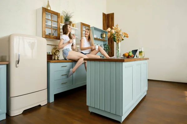 Dvě Mladé Atraktivní Ženy Pijí Čaj Mluví Kuchyni — Stock fotografie