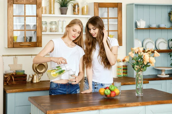 Две Симпатичные Девушки Пьют Лимонад Разговаривают Кухне — стоковое фото
