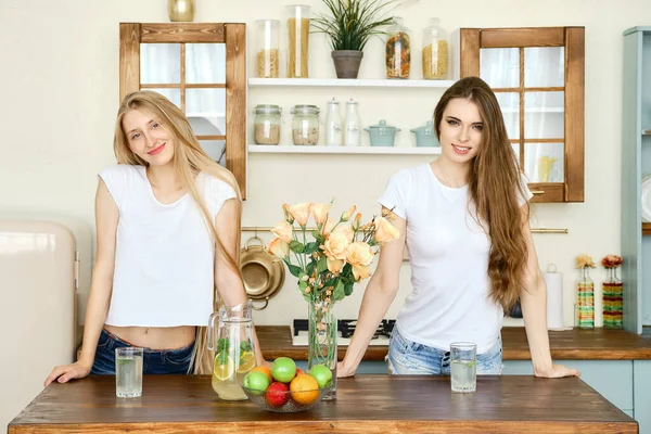 Duas Meninas Bonitas Bebendo Limonada Falando Cozinha — Fotografia de Stock