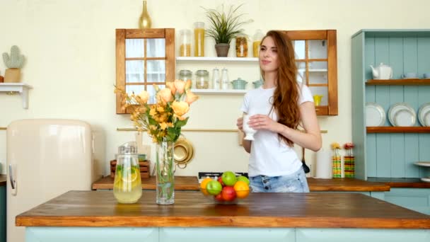 Mutfakta Kahve Yudumlayan Uzun Kıvırcık Saçlı Düşünceli Genç Bir Kadın — Stok video