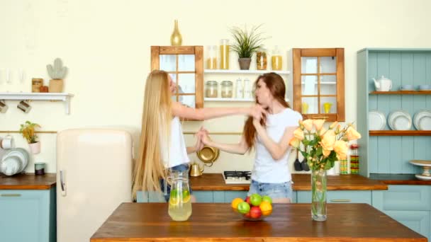 Dvě Šťastné Dívky Tančí Třese Dlouhými Vlasy Kuchyni — Stock video
