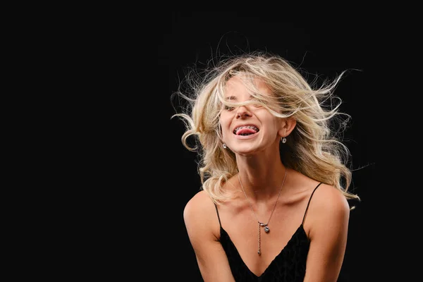 Foto Estúdio Chave Baixa Jovem Mulher Feliz Com Cabelo Fluindo — Fotografia de Stock