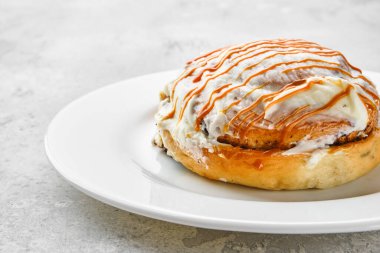 Taze tarçınlı çörek, şekerli ve karamel.