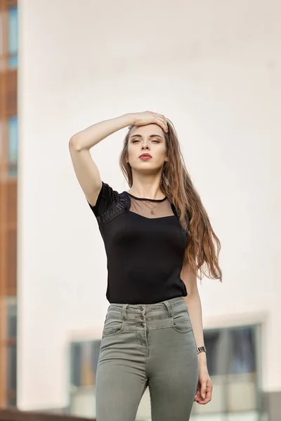 Bella Giovane Donna Con Capelli Lunghi Fronte Sole — Foto Stock