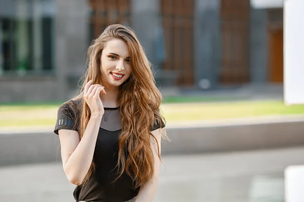 Positieve Gelukkige Jonge Vrouw Met Lang Krullend Haar Buiten — Stockfoto