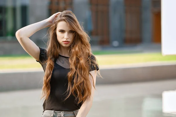 Positive Heureuse Jeune Femme Avec Longs Cheveux Bouclés Plein Air — Photo