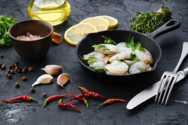 Baharatlı ve otlu taze çiğ karidesli tava.