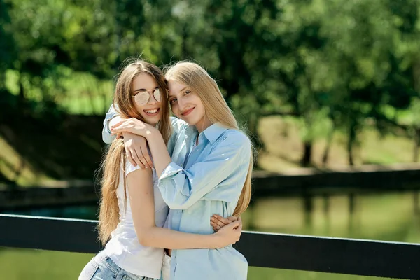 Duas Belas Jovens Mulheres Abraçando Umas Outras — Fotografia de Stock