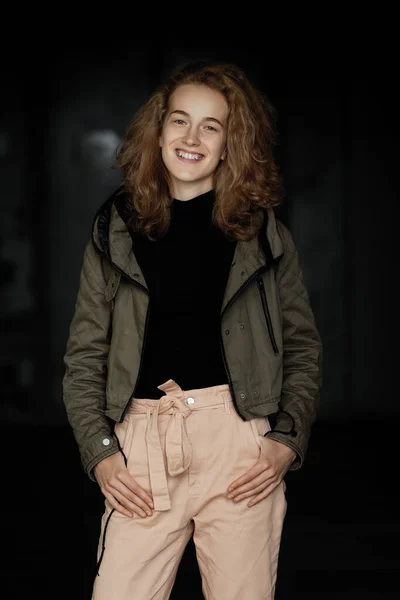 Portrait Discret Une Étudiante Veste Pull Pantalon — Photo