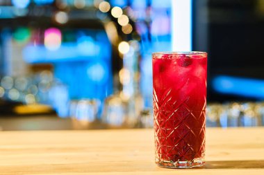 Soğuk kokteyl cini ve kiraz (yüzeysel derinlikte yumuşak odak fotoğrafı)