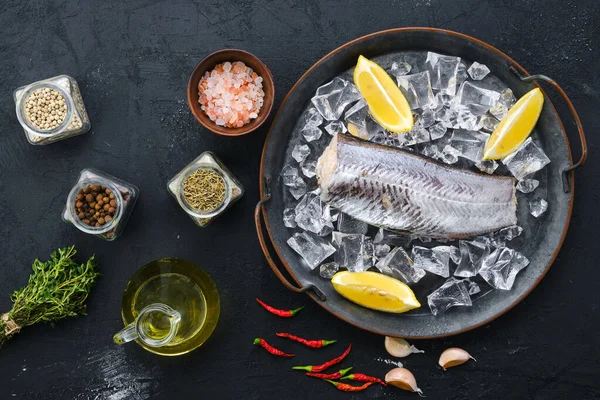 Ahşap arka planda donmuş çiğ pollock leşinin üst görüntüsü