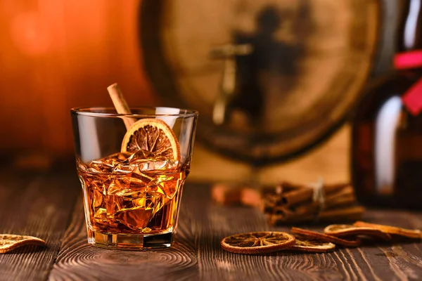 Verre Cocktail Avec Whisky Liqueur Orange Avec Tonneau Sur Fond — Photo