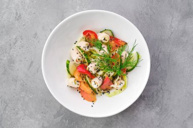 Jambonlu, peynirli, domatesli, biberli, salatalı ve susamlı.