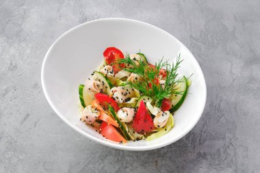 Jambonlu, peynirli, domatesli, biberli, salatalı ve susamlı salata.