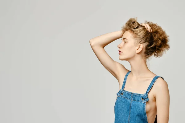 Schattig Meisje Houdt Haar Met Hand — Stockfoto