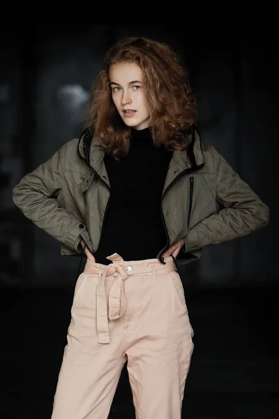 Retrato Bajo Una Estudiante Con Chaqueta Suéter Pantalones — Foto de Stock