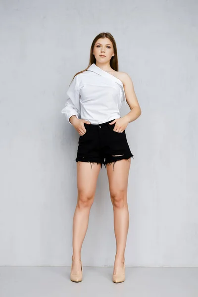 Mulher Bonita Shorts Pretos Uma Camisa Manga Com Ambas Mãos — Fotografia de Stock