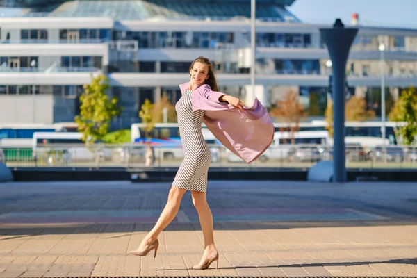Модная Женщина Полосатом Платье Бросает Открытый Лиловый Пиджак Открытом Воздухе — стоковое фото