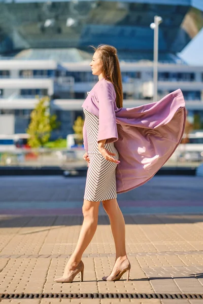 Trendy Woman Striped Dress Throws Open Lilac Coat Outdoor — Stock Photo, Image