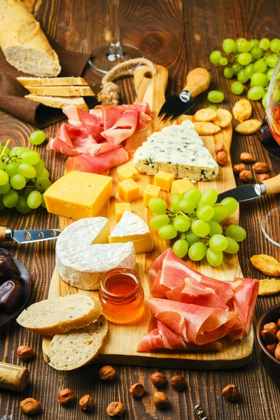 Cheese Plate Dorblu Brie Cheddar Prosciutto Grapes Honey Dates Crackers — Stock Photo, Image