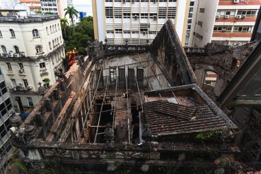 Salvador, Bahia, Brezilya - 13 Ağustos 2025: Vinçte işçiler tarafından yıkılan eski bir binanın görüntüsü. Salvador, Bahia.