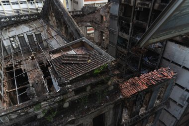 Salvador, Bahia, Brezilya - 13 Ağustos 2025: Yangından sonra yıkıma hazır eski bir binanın görüntüsü. Salvador, Bahia.