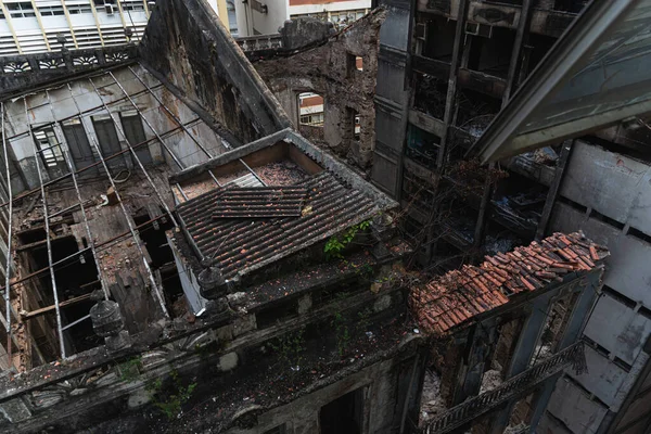 Salvador, Bahia, Brezilya - 13 Ağustos 2025: Yangından sonra yıkıma hazır eski bir binanın görüntüsü. Salvador, Bahia.