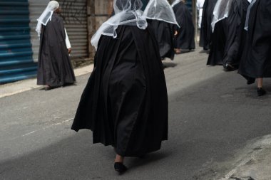 Salvador, Bahia, Brezilya - 19 Haziran 2025: Brezilya 'nın merkezindeki Corpus Christi geçit törenine katılan Katolik inananlar görülüyor.