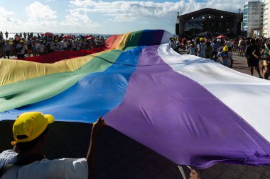 Salvador, Bahia, Brezilya - 14 Eylül 2025: Brezilya 'nın Salvador kentindeki Barra deniz fenerinde LGBT hareketini temsil eden renkli bir bayrak ile mega etkinliğin görüntüsü.