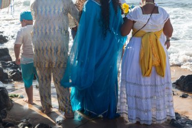 Salvador, Bahia, Brezilya - 02 Şubat 2025: Candombe halkı Rio Vermelho plajında Iemanja 'ya saygı duruşuna katılıyor. Bahia, Salvador şehri..