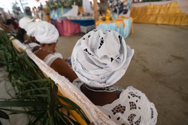 Santo Amaro, Bahia, Brezilya - 18 Mayıs 2025: Bembe do Mercado 'da hediye dağıtma ayini hazırlıkları sırasında pazarda Candomble halkı görülüyor. Santo Amaro, Bahia.