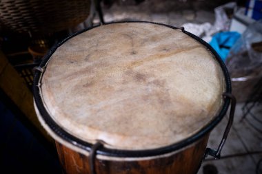 Atabak denilen bir perküsyon aleti. Ahşap ve hayvan derisinden yapılmış. Kültürel müzik. 