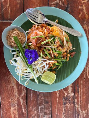 Masada yeşil tabakta deniz mahsulleri olan Pad Thai.